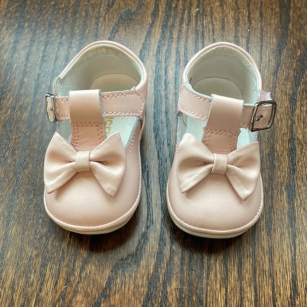 Infant pink bow shoes